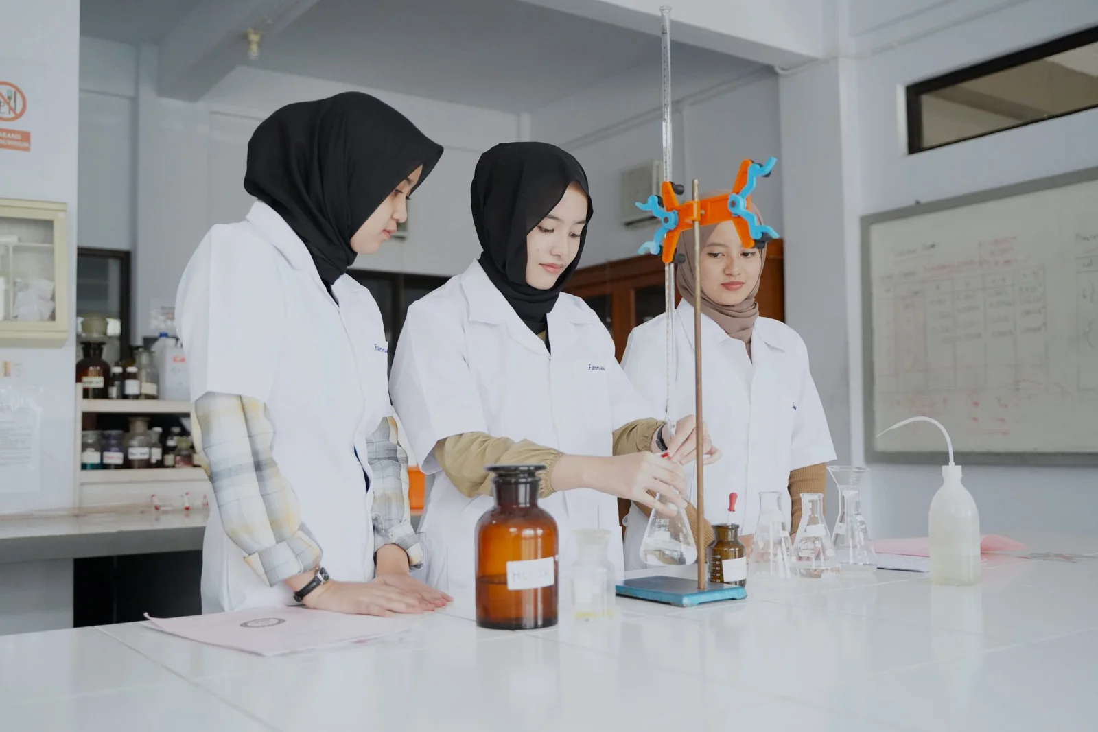 Mahasiswa dan kegiatan pembelajaran FMIPA UNIGA